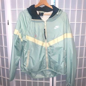 Nike Loose-Fit Windbreaker